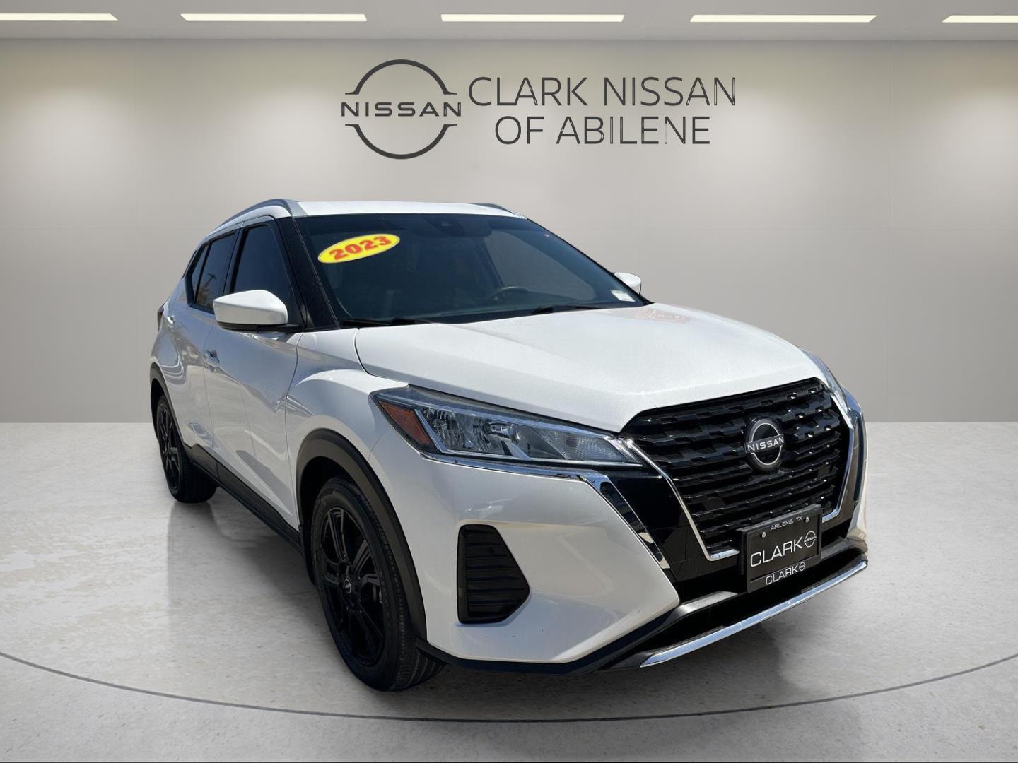 Aspen White Tricoat 2023 Nissan Kicks SUV / Crossover Front-Wheel Drive Continuously Variable Transmission