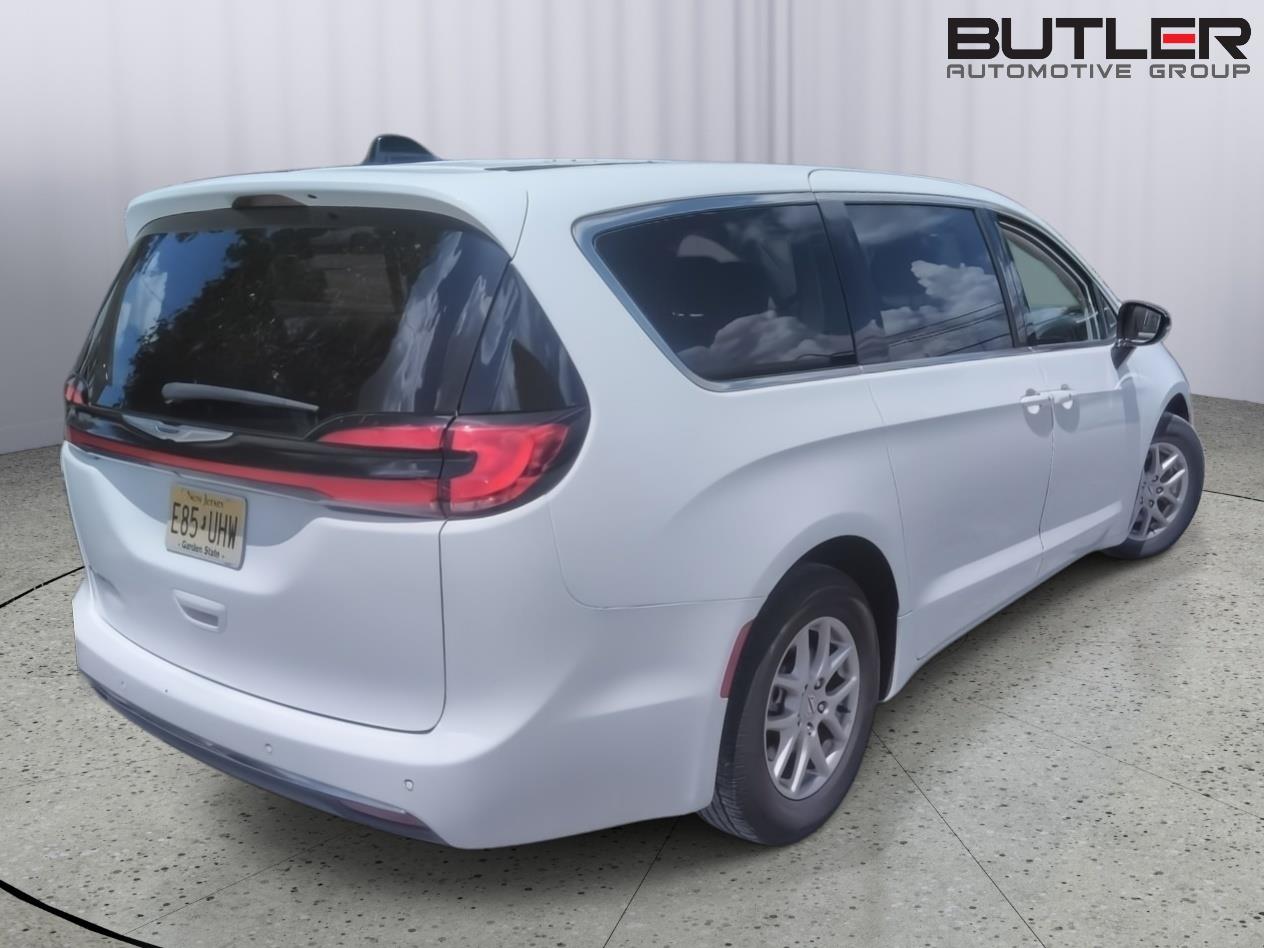 Used 2024 Chrysler Pacifica Van