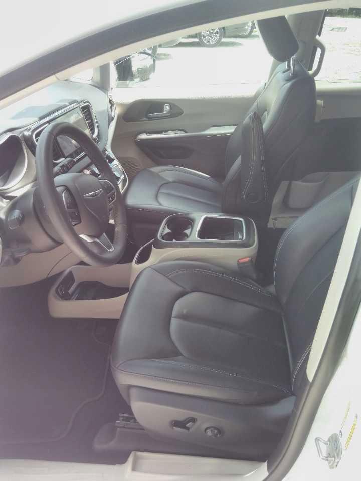 Used 2024 Chrysler Pacifica Van