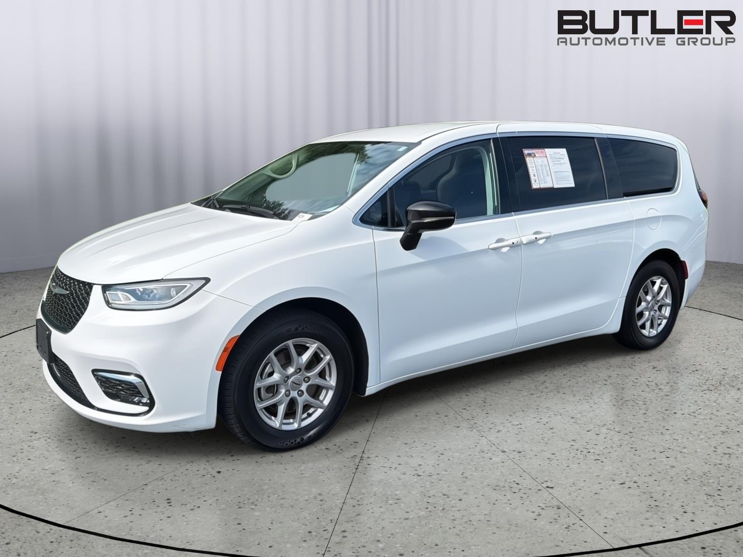 Used 2024 Chrysler Pacifica Van