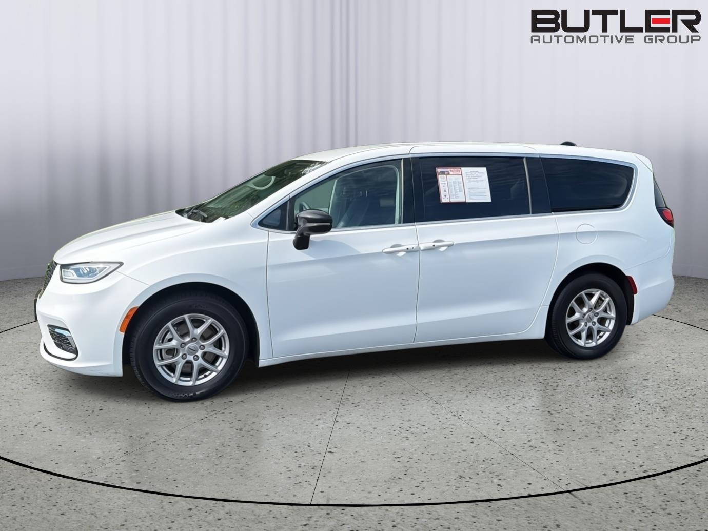 Used 2024 Chrysler Pacifica Van