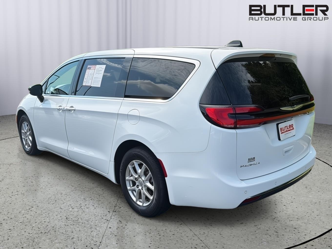 Used 2024 Chrysler Pacifica Van