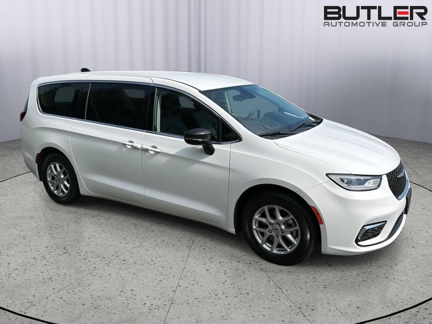 Used 2024 Chrysler Pacifica Van