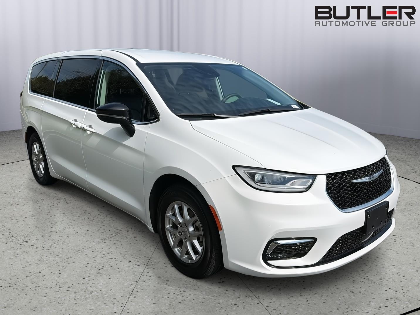 Used 2024 Chrysler Pacifica Van