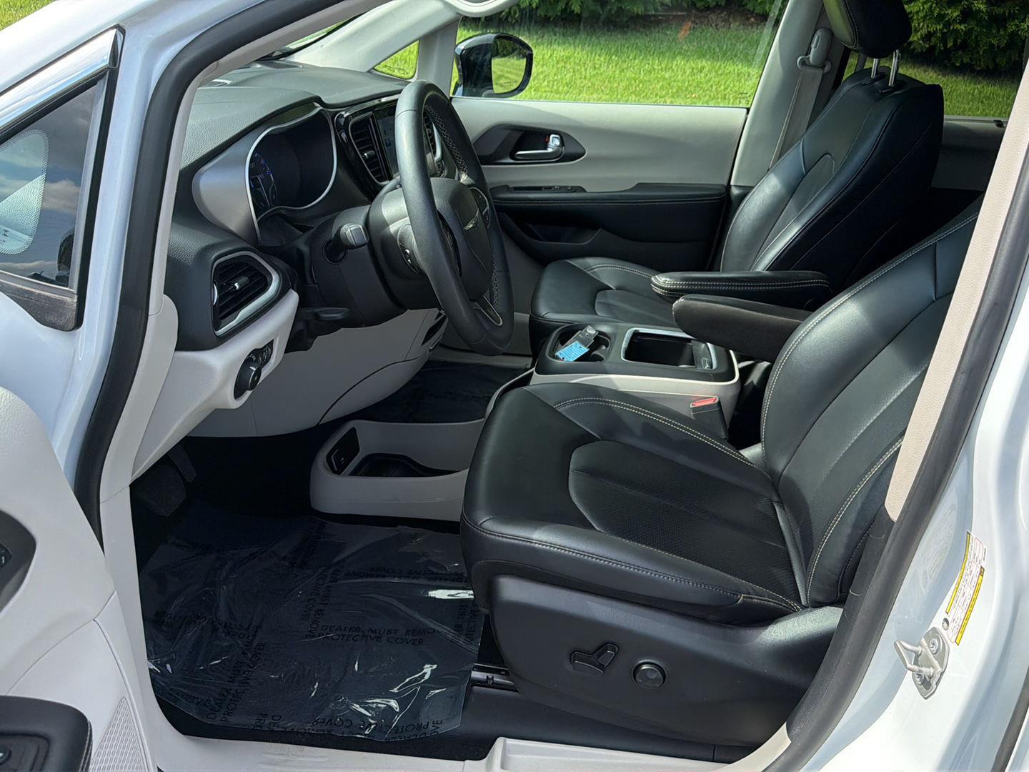 Used 2024 Chrysler Pacifica Van