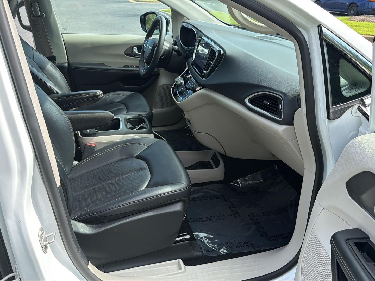Used 2024 Chrysler Pacifica Van