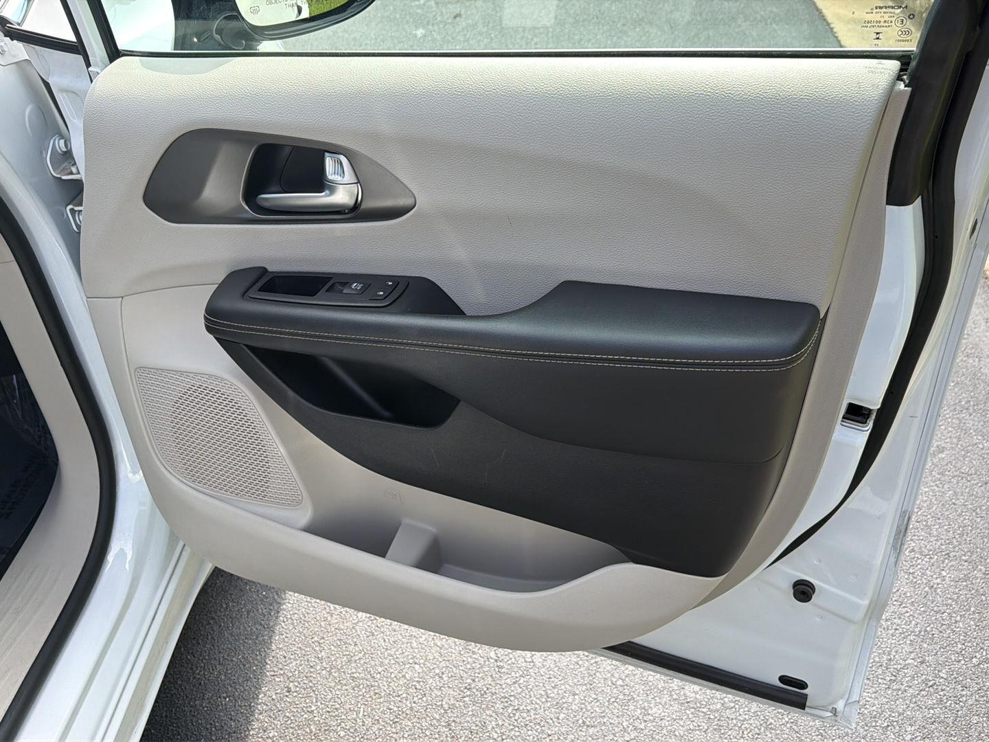Used 2024 Chrysler Pacifica Van