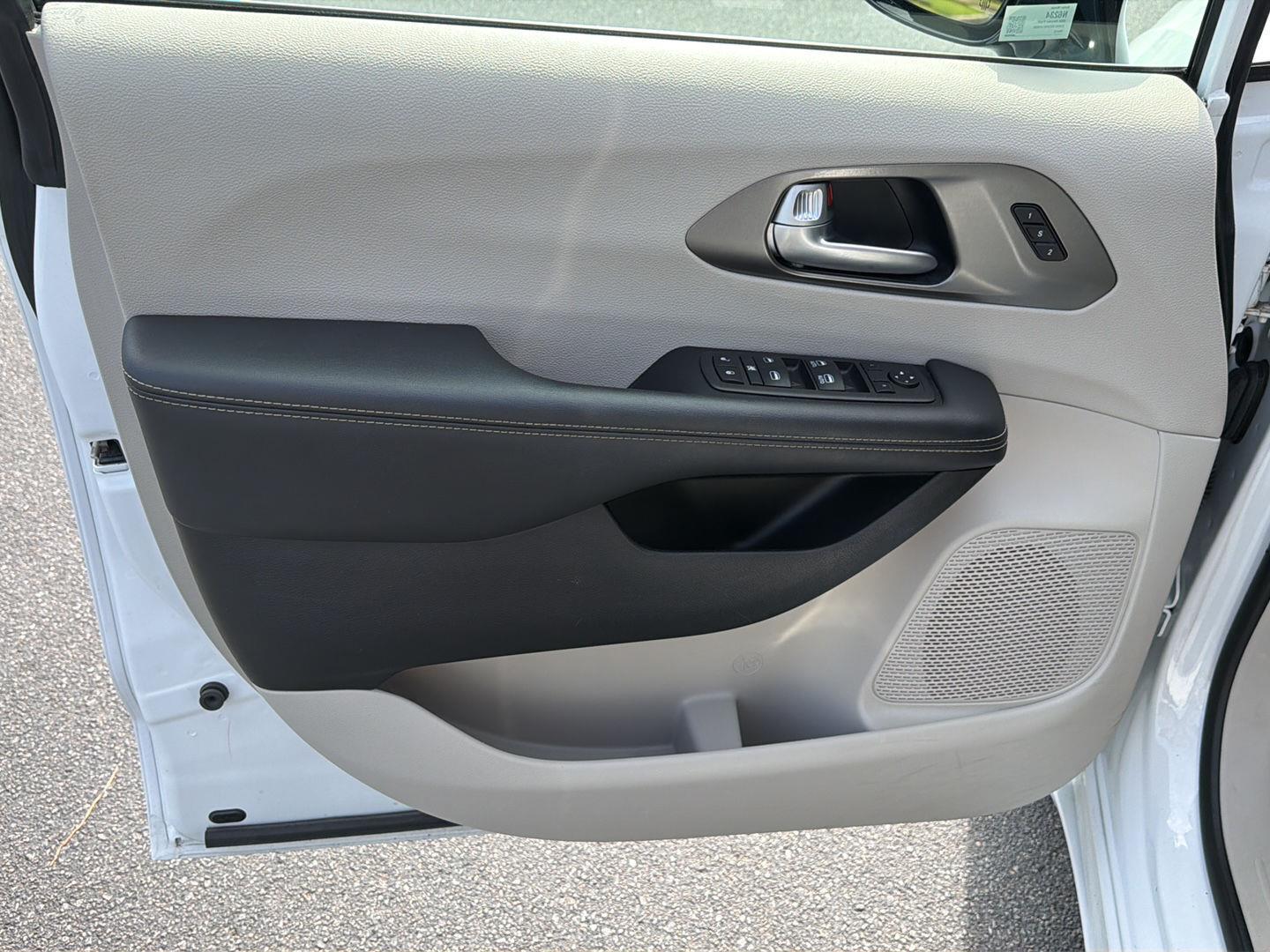 Used 2024 Chrysler Pacifica Van