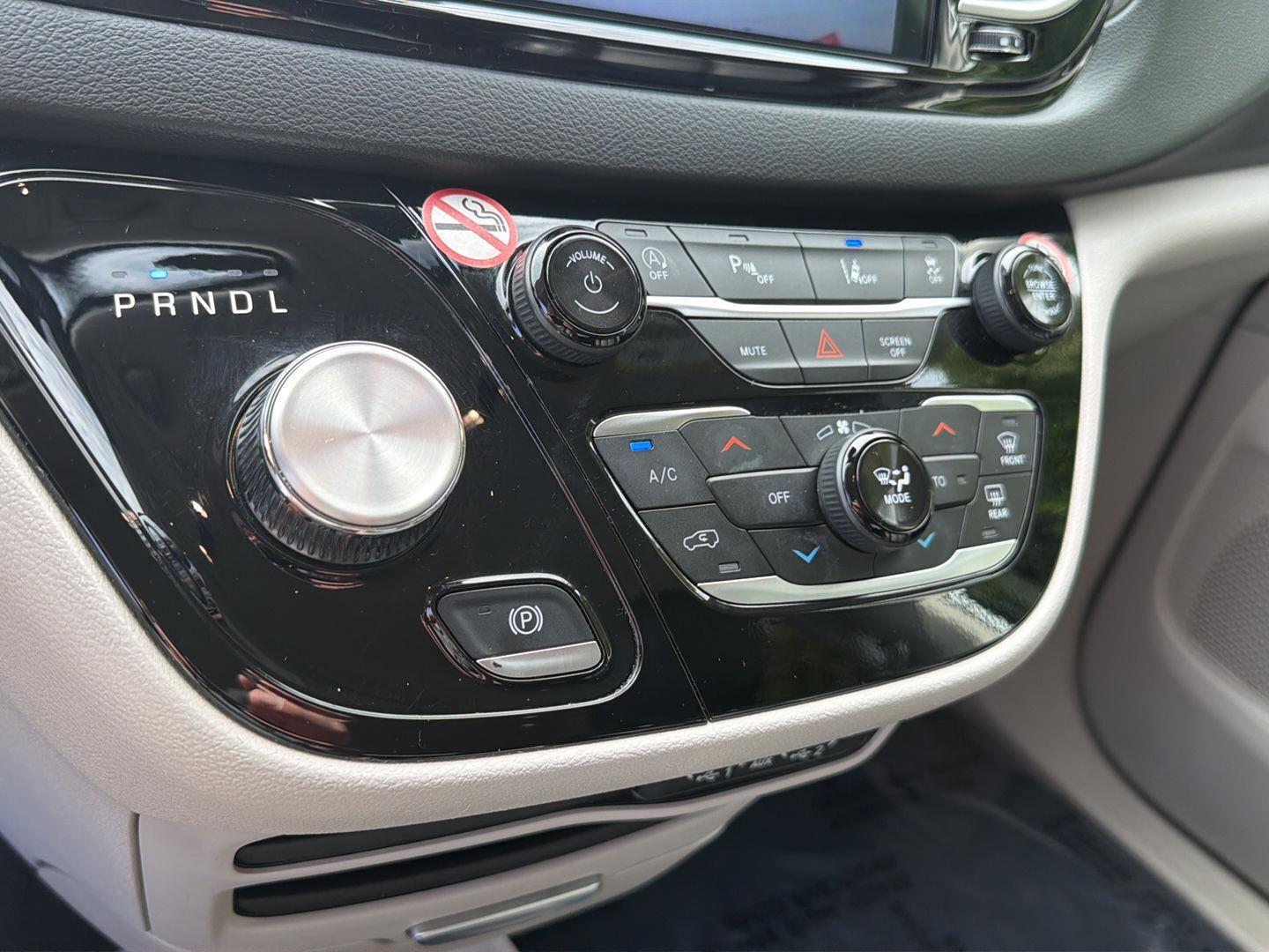 Used 2024 Chrysler Pacifica Van