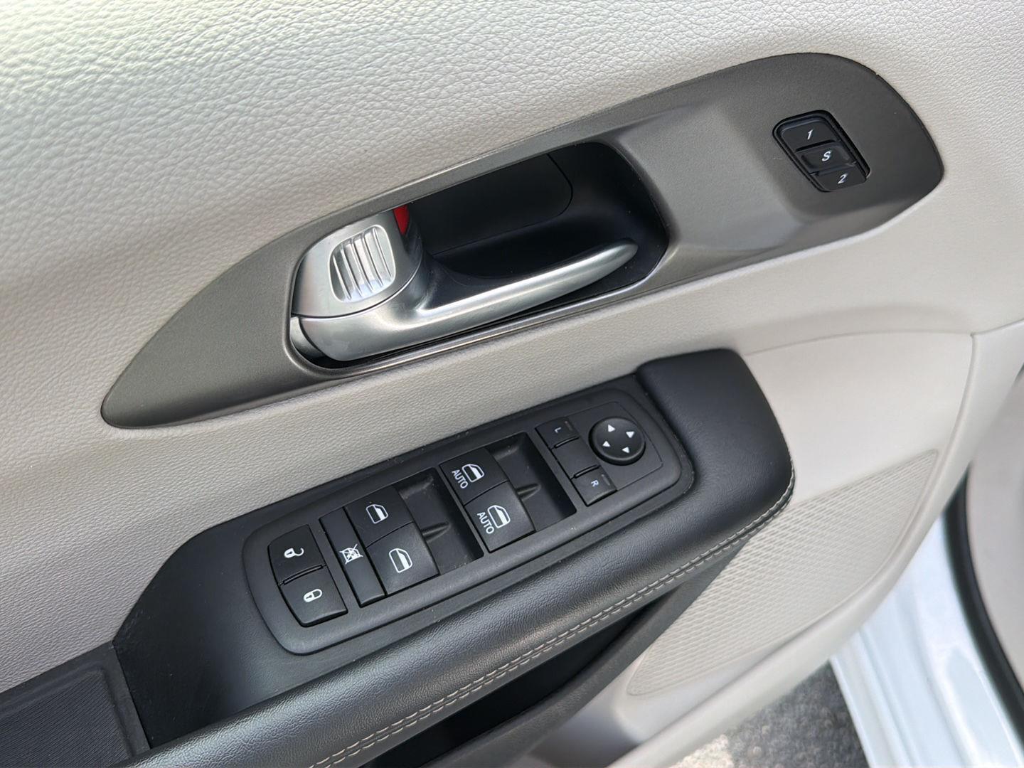 Used 2024 Chrysler Pacifica Van
