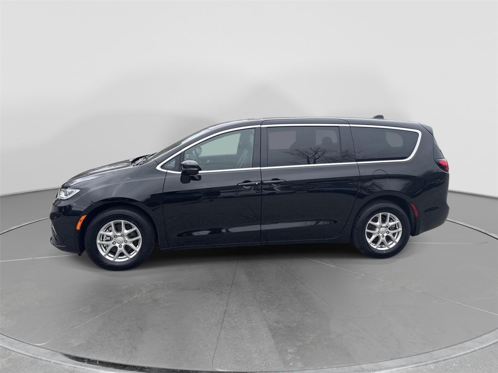 2025 Chrysler Pacifica Select's photo