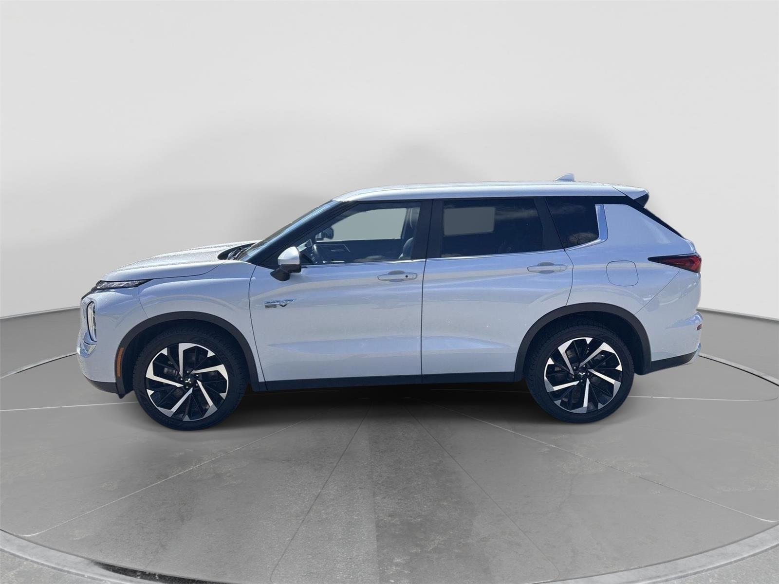 2024 Mitsubishi Outlander Plug-in Hybrid SE S-AWC's photo