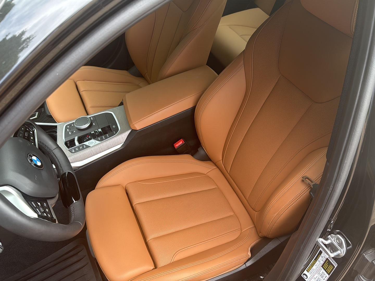 2025 BMW 3 Series 330i - Black Sapphire Metallic exterior view 2