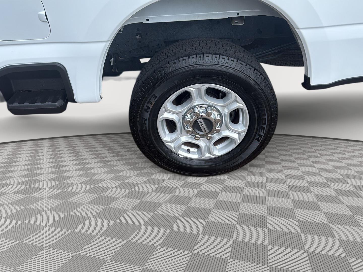 2026 Ford Super Duty F-250 XLT - Oxford White exterior view 14