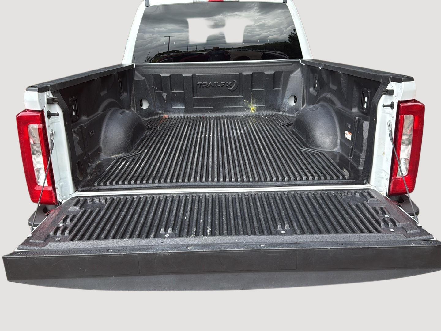 2026 Ford Super Duty F-250 XLT - Oxford White exterior view 6