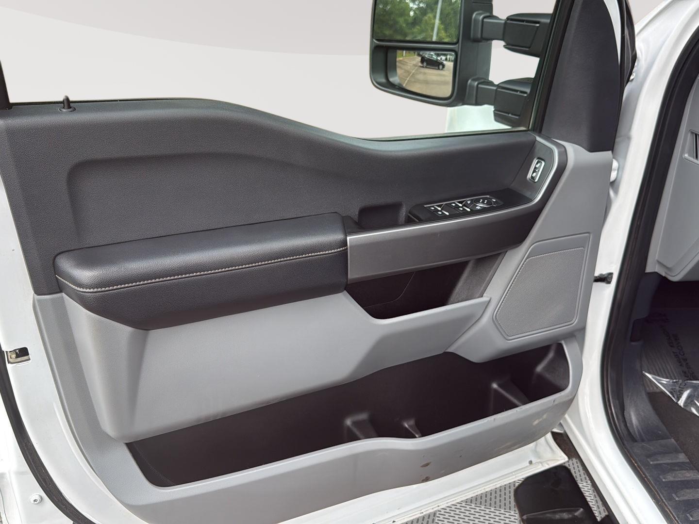 2026 Ford Super Duty F-250 XLT - Oxford White exterior view 17