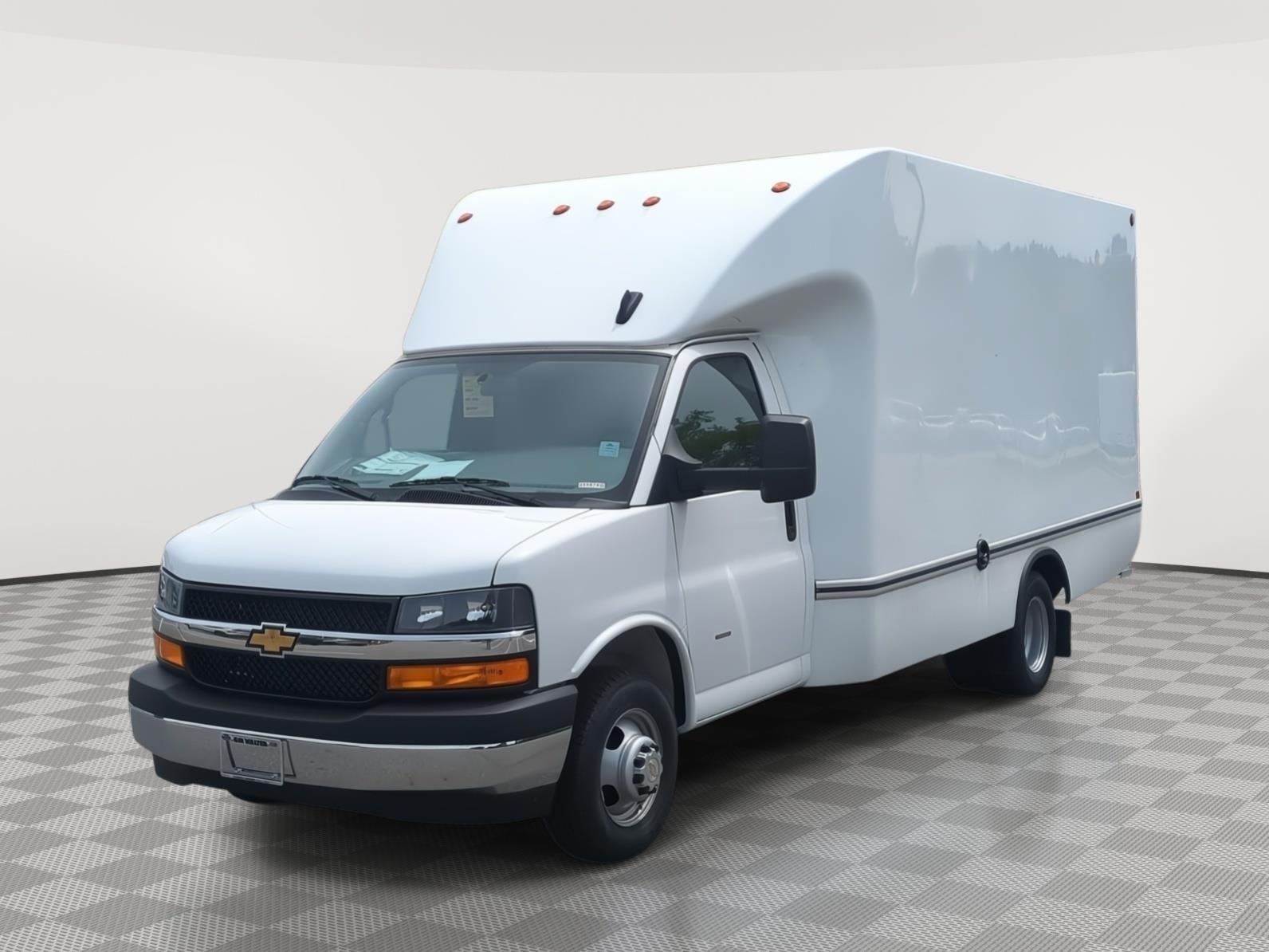 Summit White 2025 Chevrolet Express Chassis Van Rear-Wheel Drive 8-Speed Automatic
