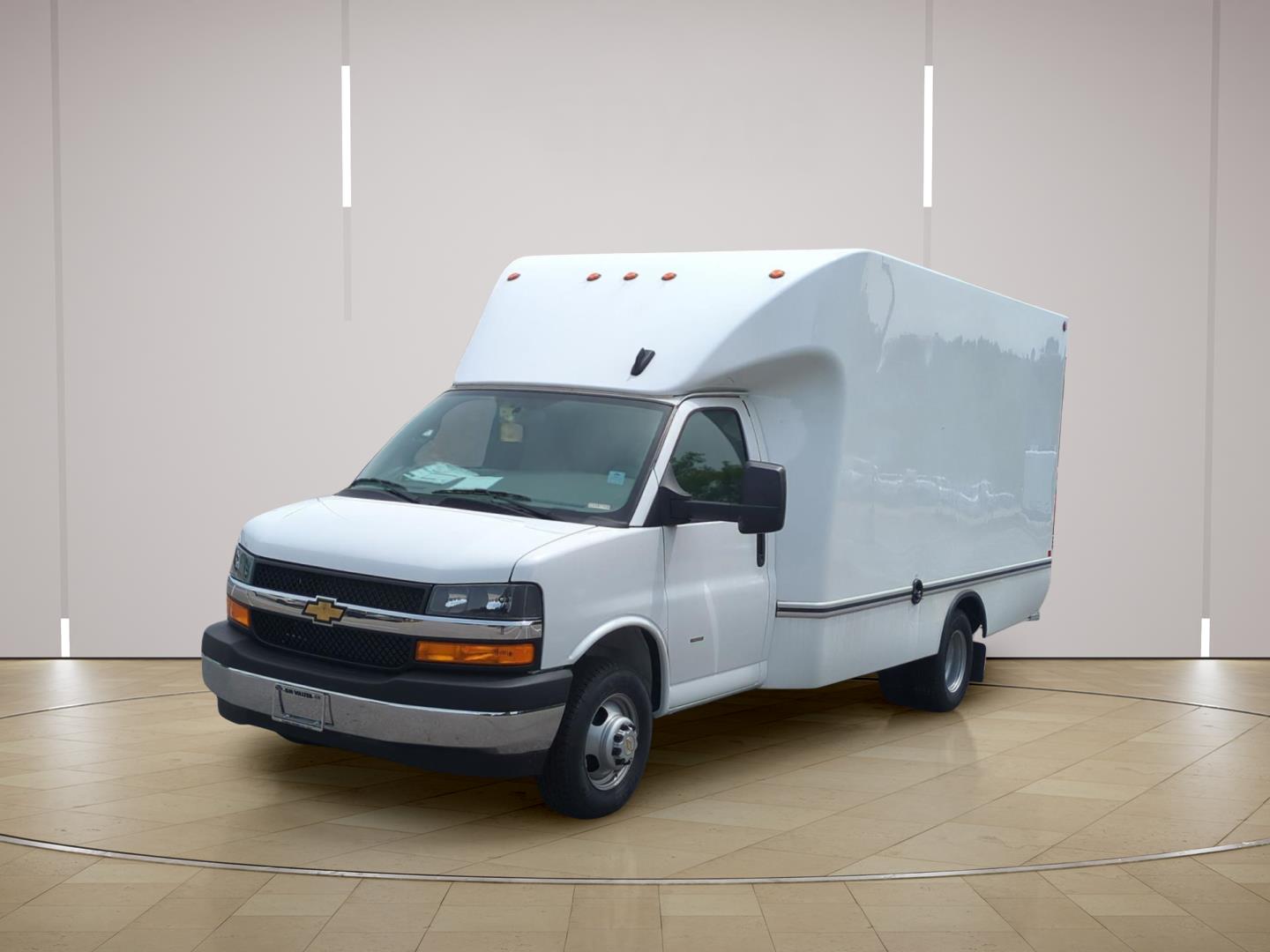 Summit White 2025 Chevrolet Express Chassis Van Rear-Wheel Drive 8-Speed Automatic