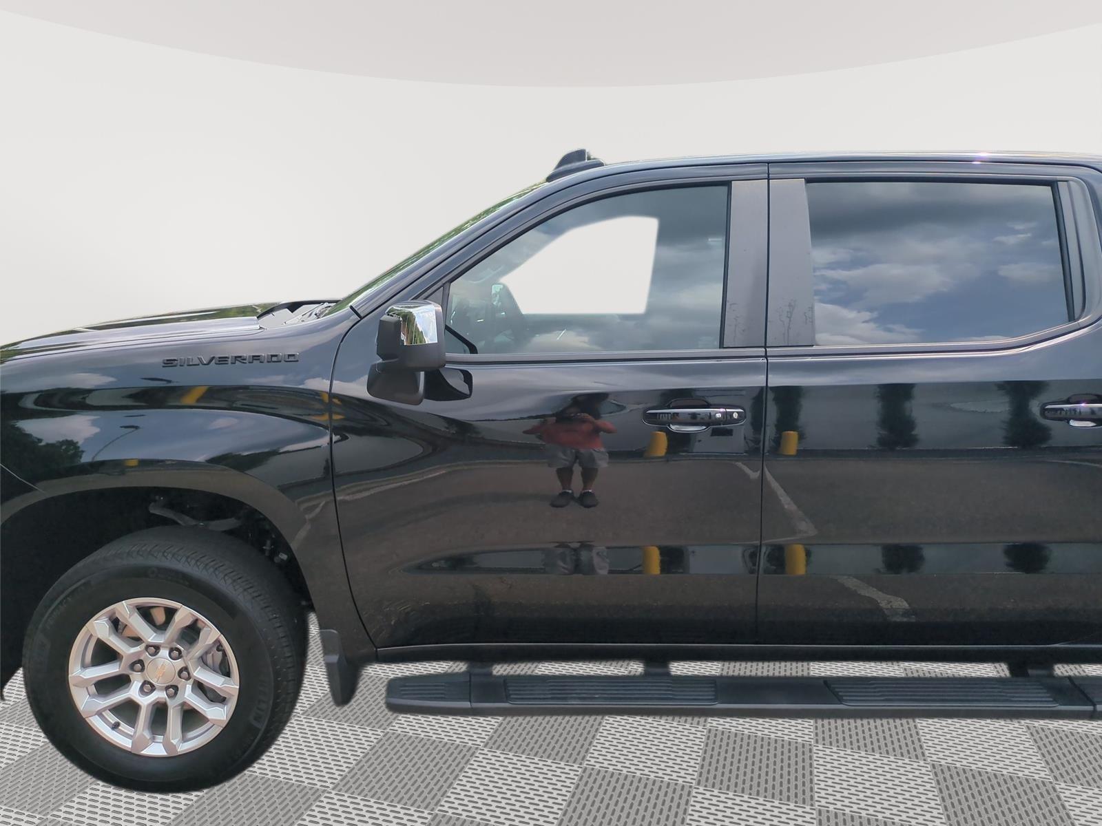 2024 Chevrolet Silverado 1500 LT - Black exterior view 18