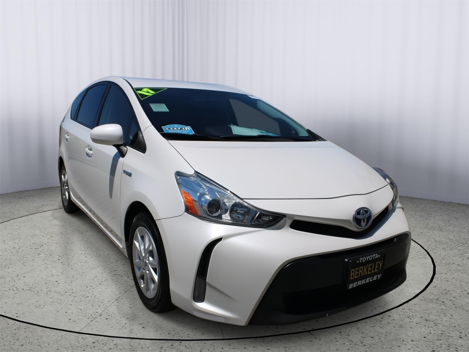 2017 Toyota Prius v Three FWD