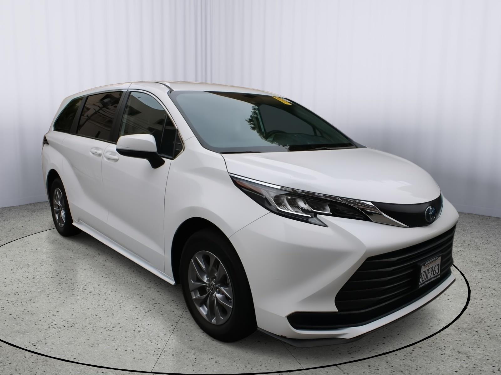 White 2022 Toyota Sienna Minivan Front-Wheel Drive Continuously Variable Transmission