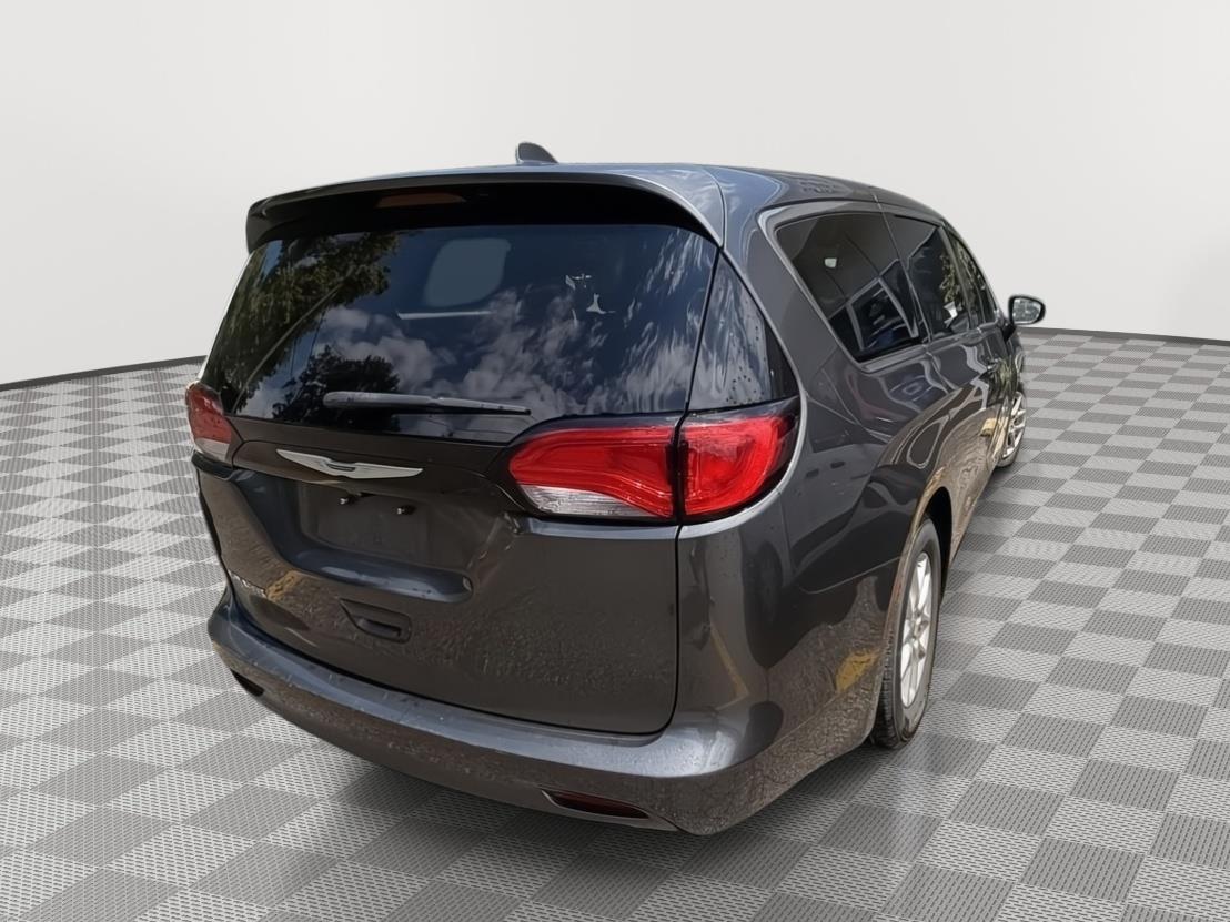 2023 Chrysler Voyager LX - 4