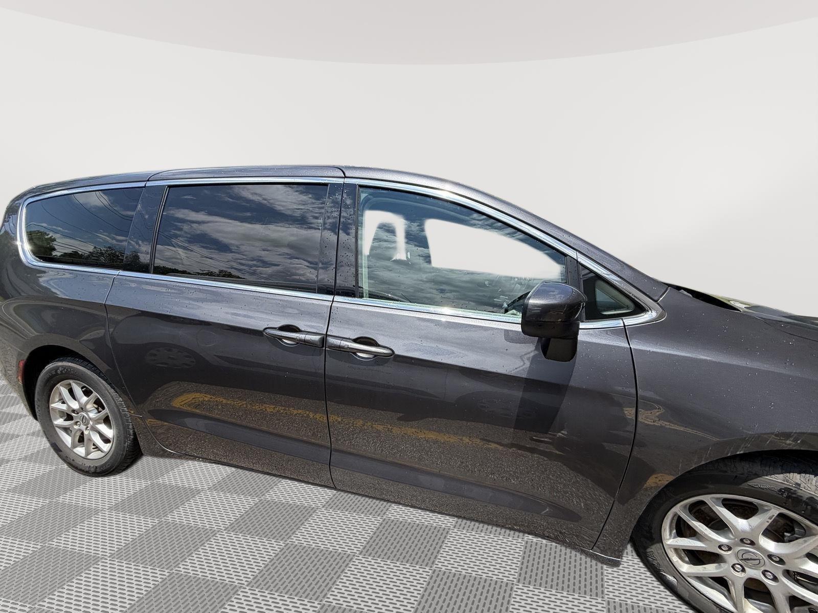 2023 Chrysler Voyager LX - 5