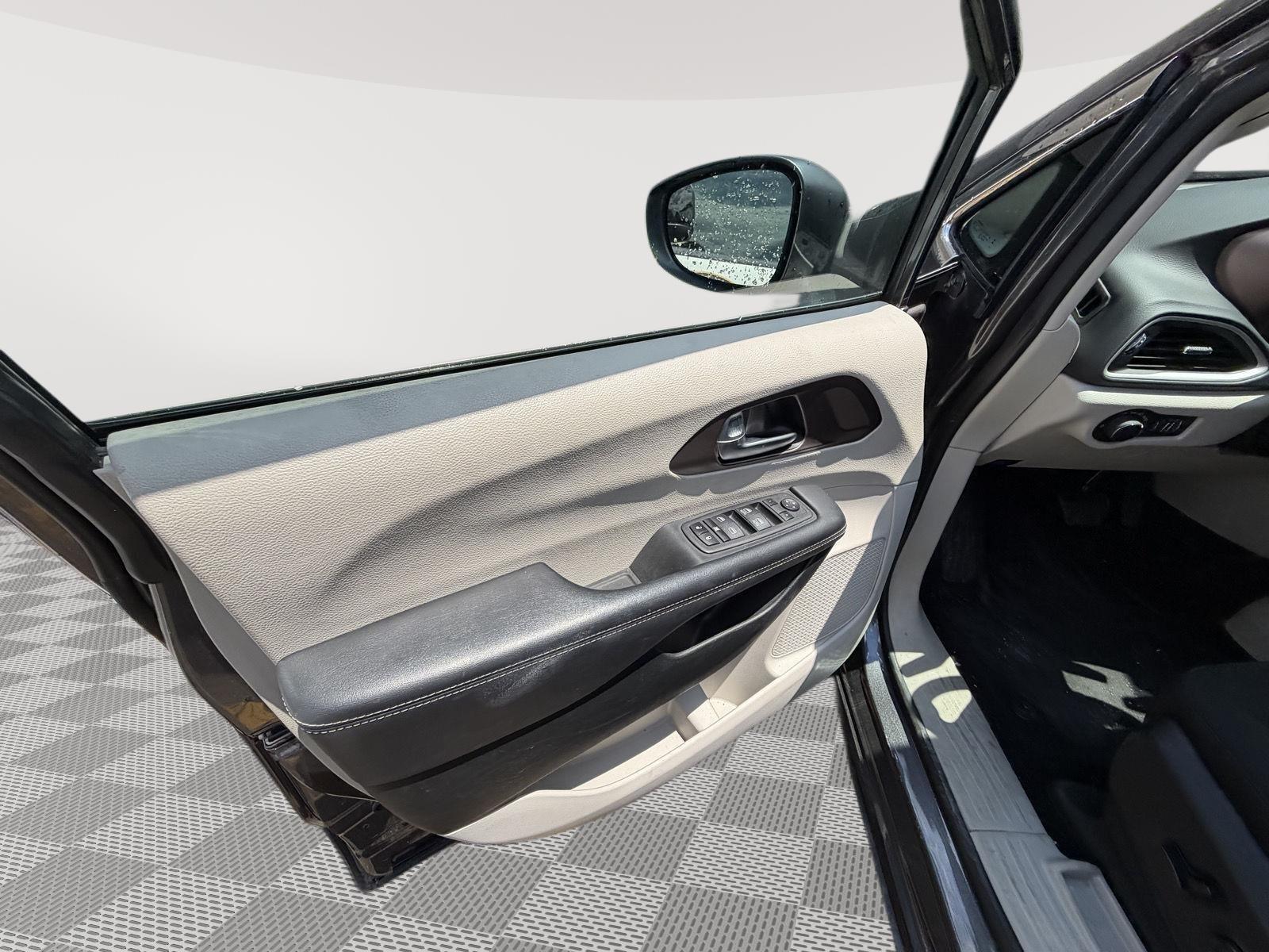 2023 Chrysler Voyager LX - 8
