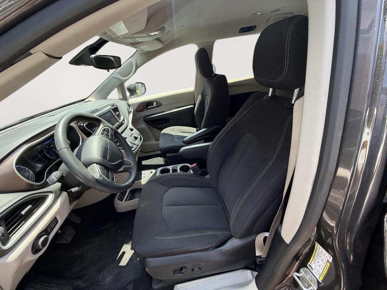 2023 Chrysler Voyager LX - 9