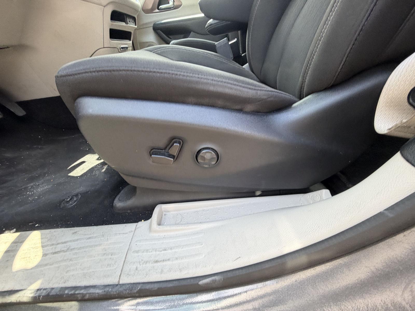 2023 Chrysler Voyager LX - 10