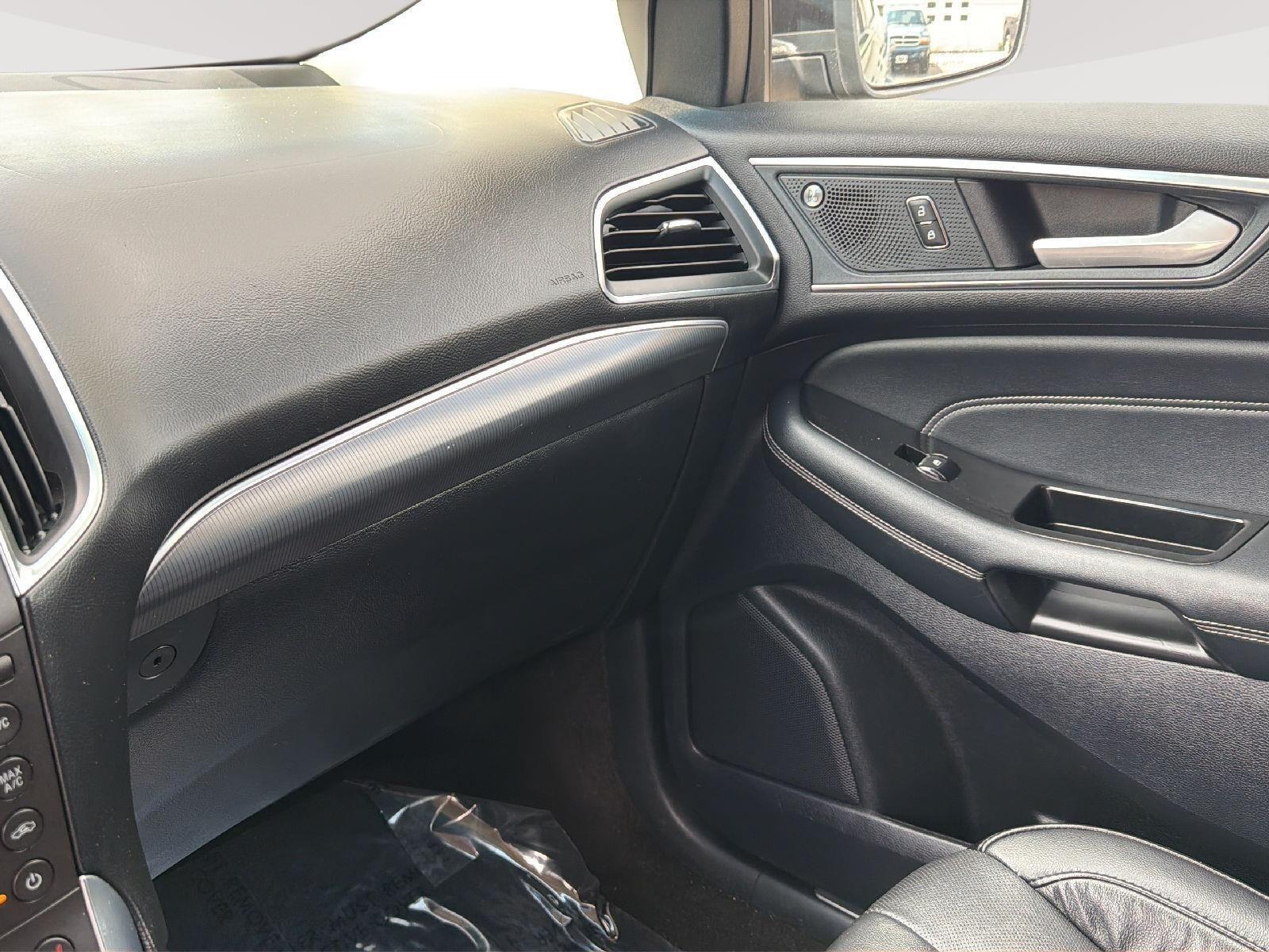 2019 Ford Edge photo 18 of 28