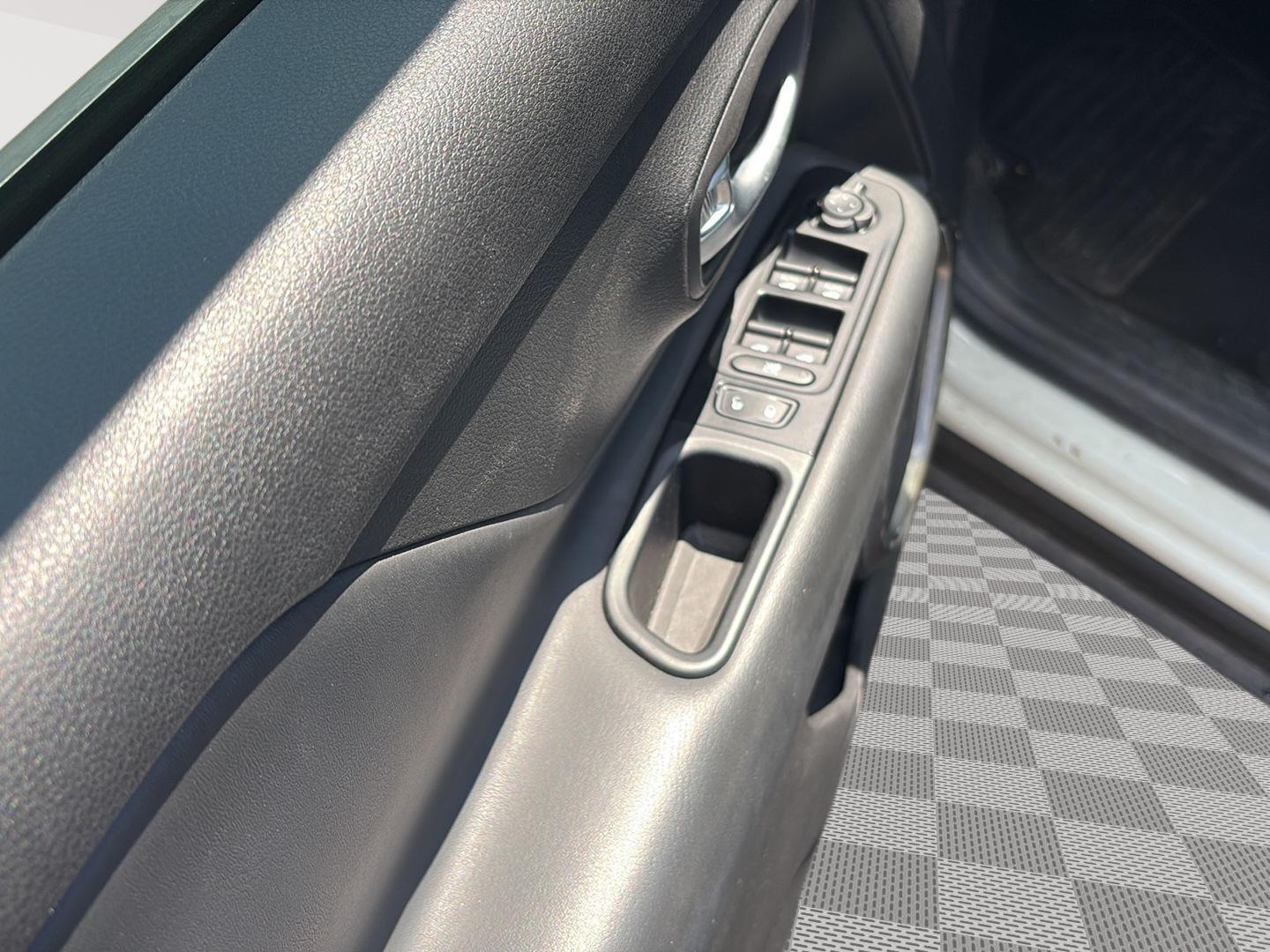 2021 Jeep Renegade photo 17 of 25