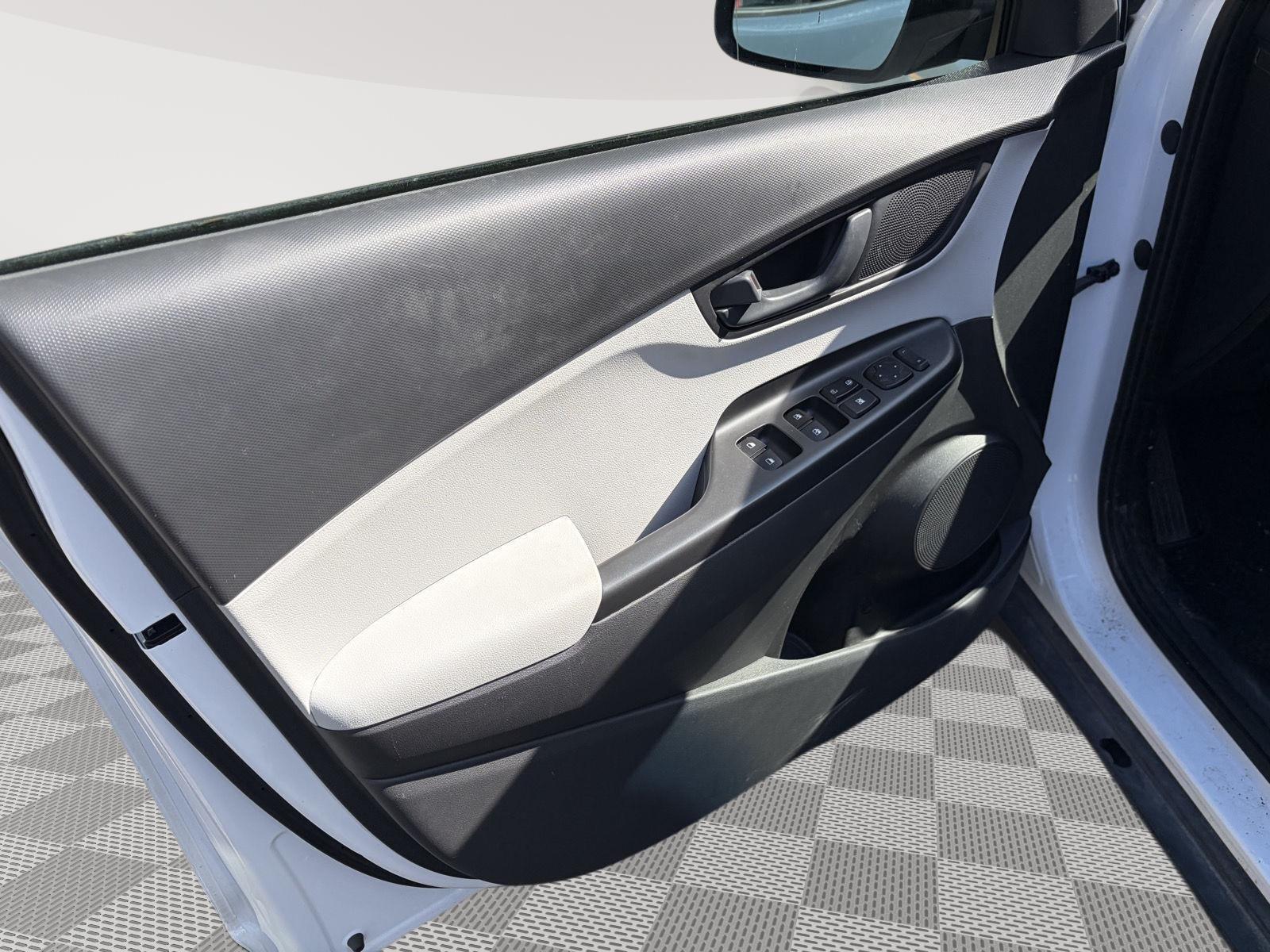 2023 Hyundai Kona photo 6 of 18
