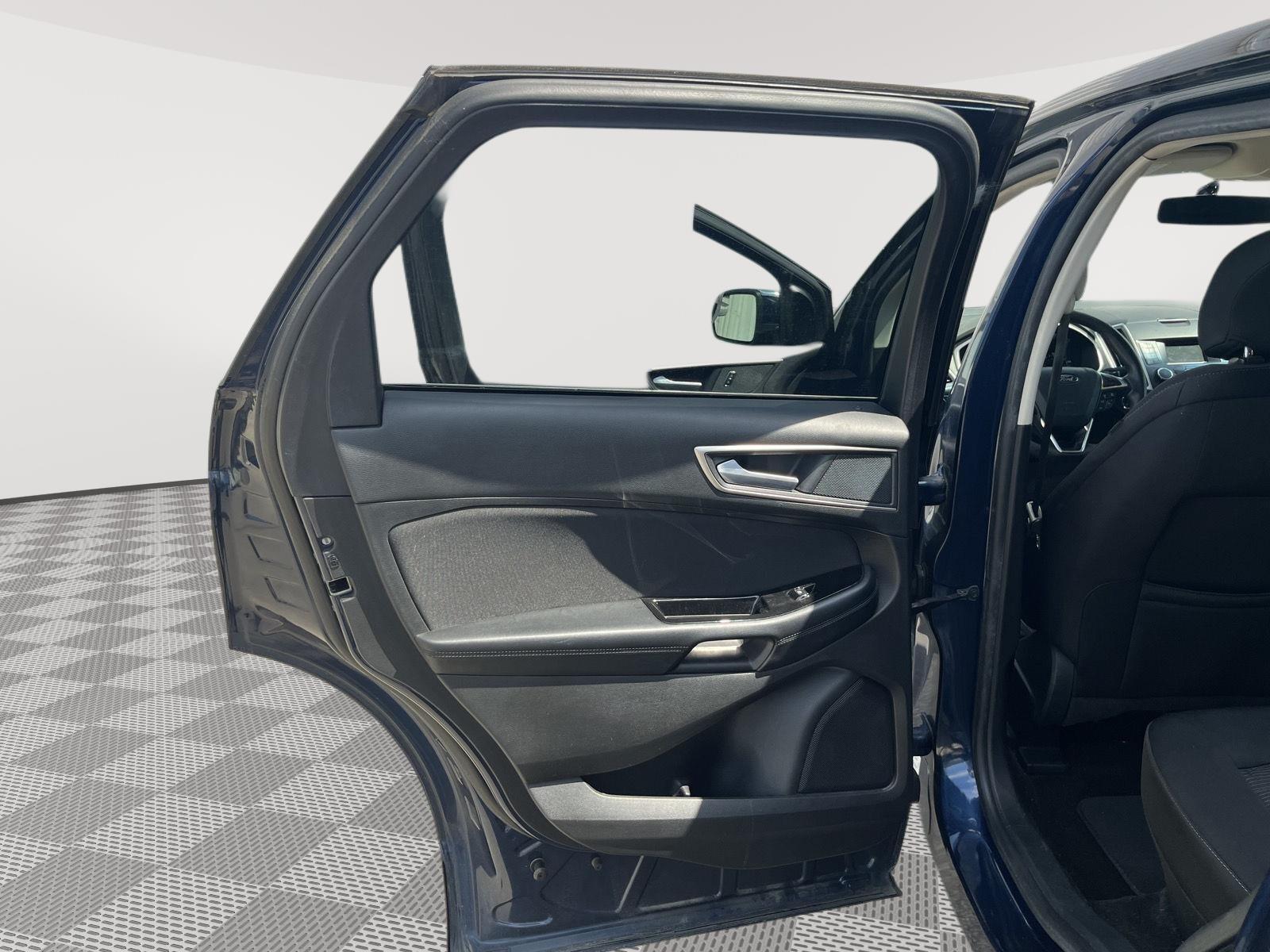 2017 Ford Edge photo 11 of 25