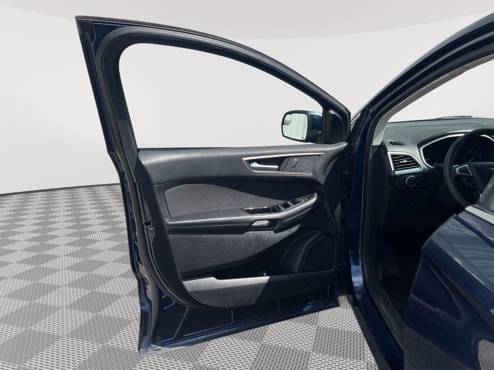 2017 Ford Edge photo 13 of 25
