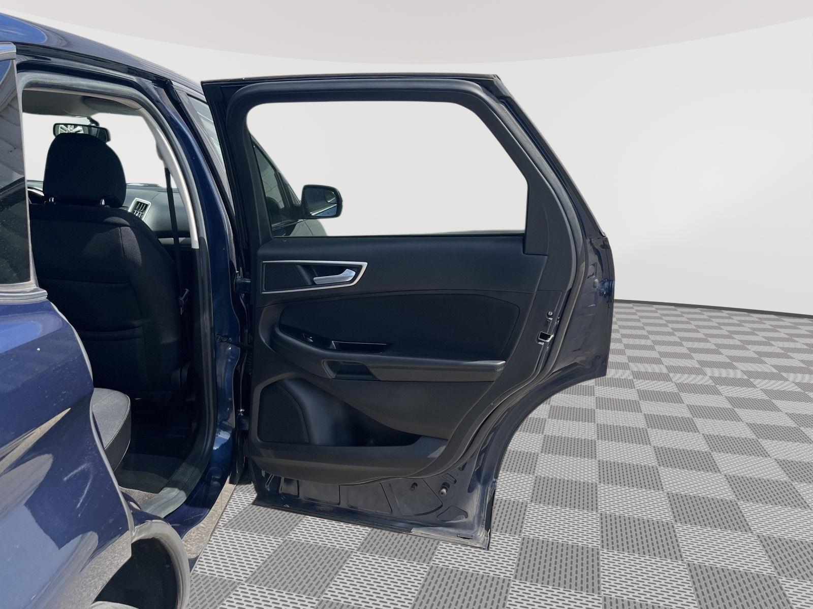 2017 Ford Edge photo 14 of 25
