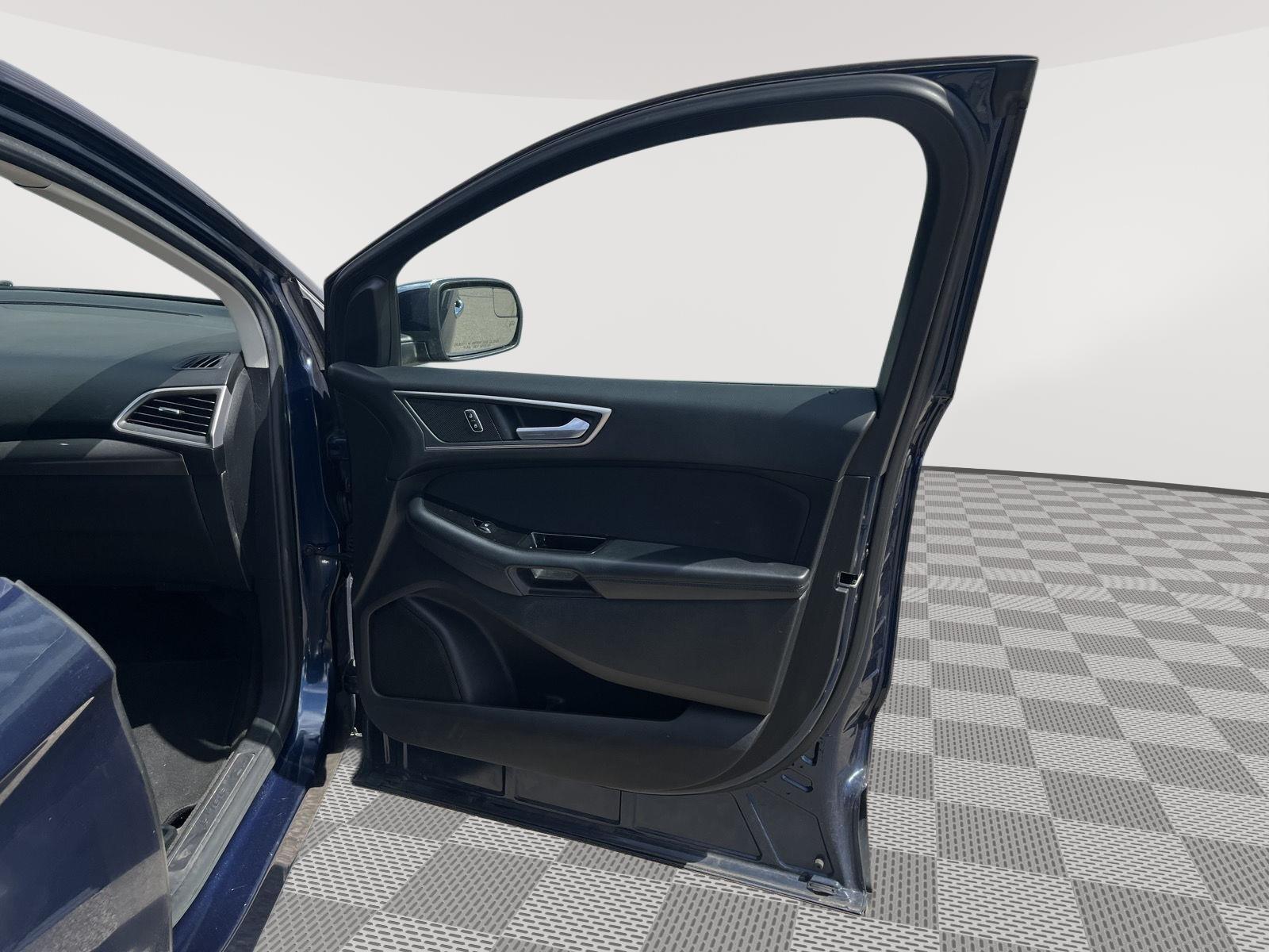 2017 Ford Edge photo 18 of 25