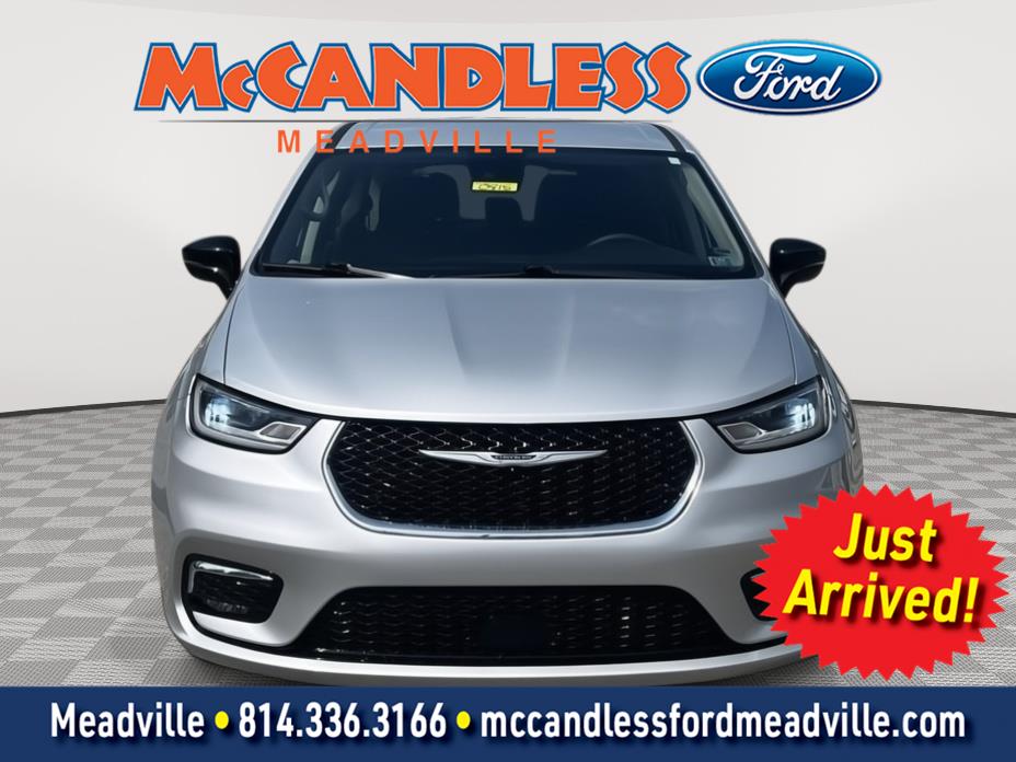 Silver Mist Clearcoat 2024 Chrysler Pacifica Minivan Front-Wheel Drive 9-Speed Automatic