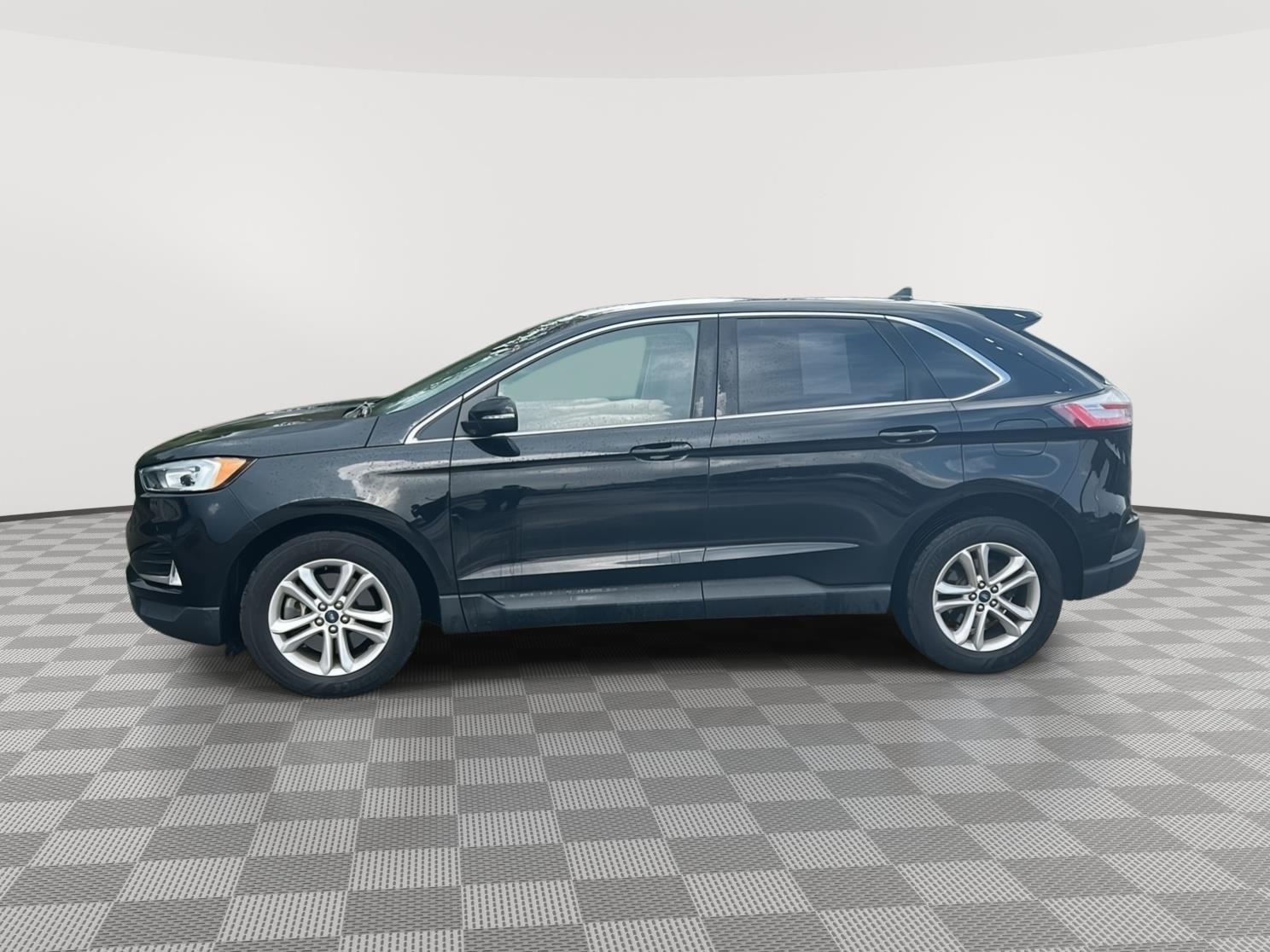 2019 Ford Edge photo 2 of 25