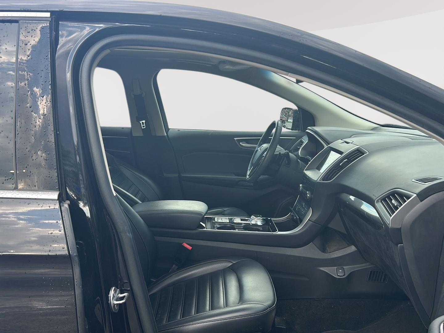 2019 Ford Edge photo 10 of 25