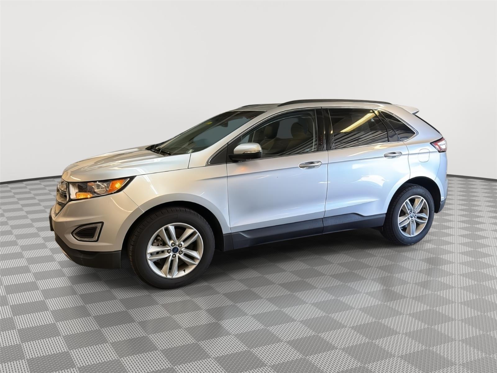 2016 Ford Edge photo 2 of 25
