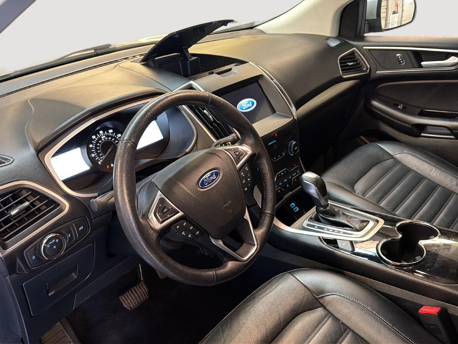 2016 Ford Edge photo 10 of 25