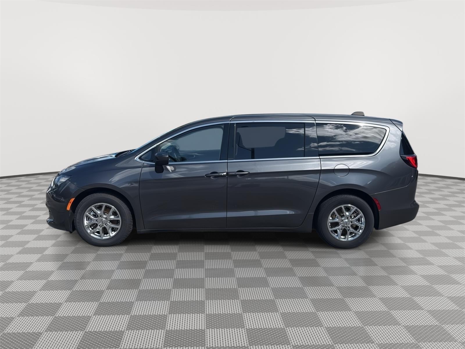 2023 Chrysler Voyager LX - 3