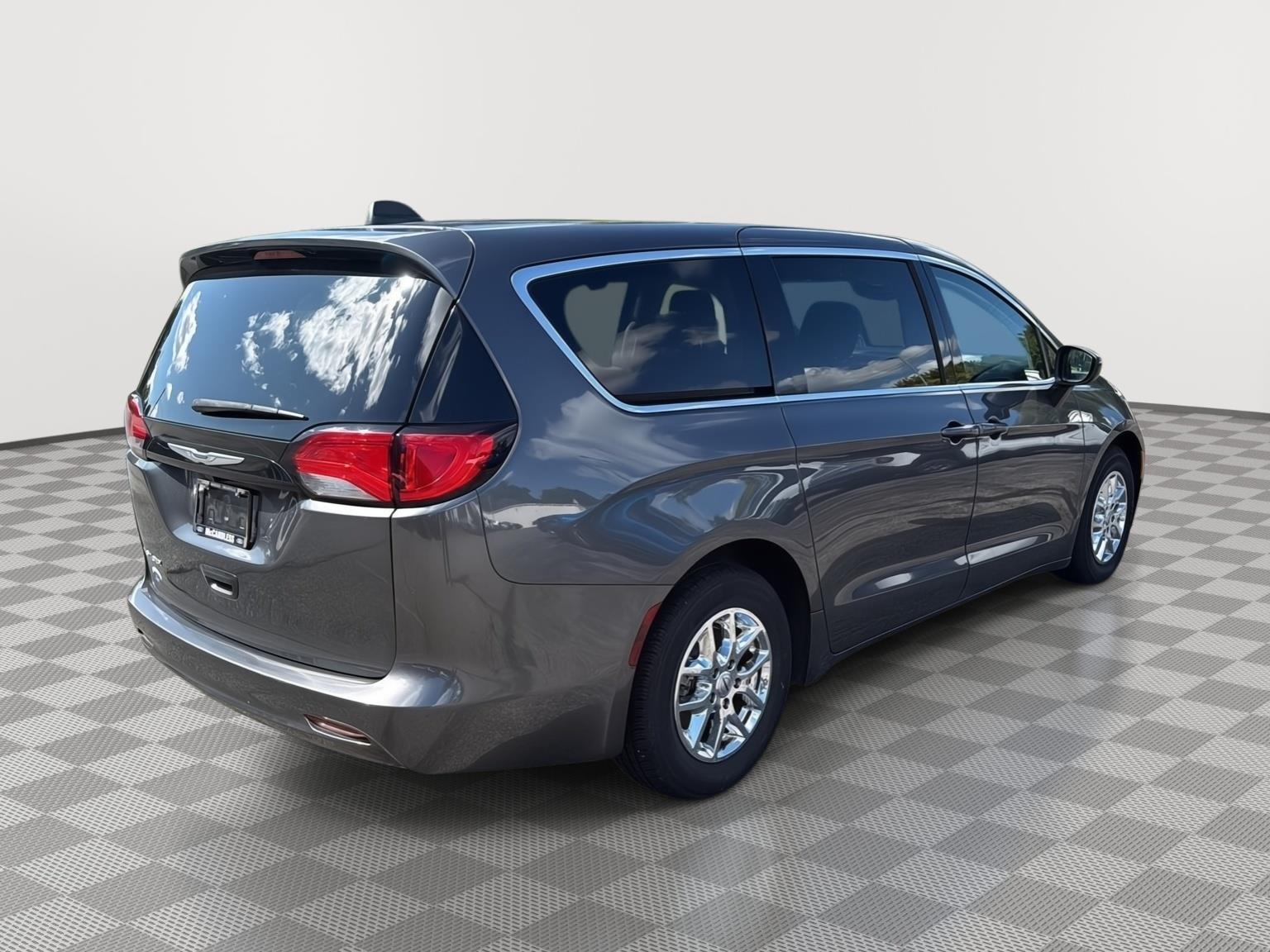 2023 Chrysler Voyager LX - 6