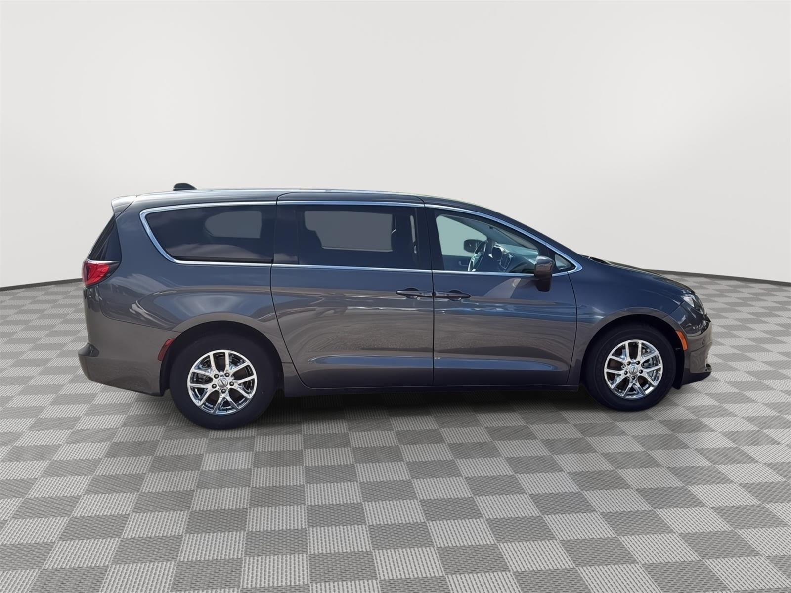2023 Chrysler Voyager LX - 7