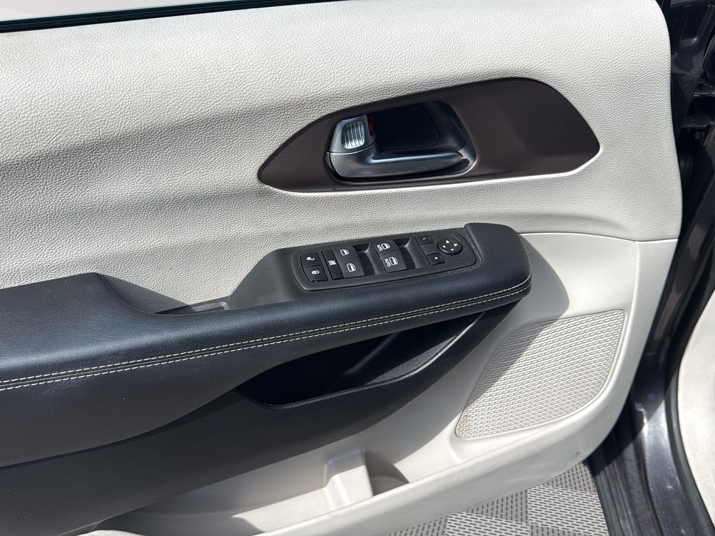 2023 Chrysler Voyager LX - 8