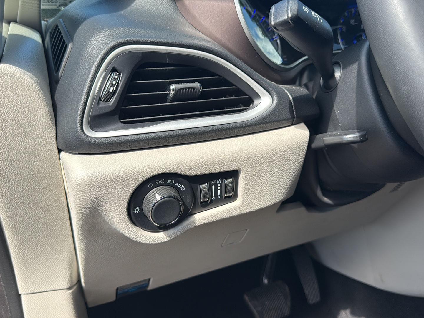 2023 Chrysler Voyager LX - 9