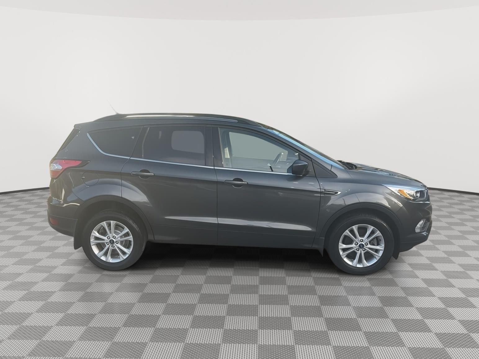 2018 Ford Escape photo 4 of 28