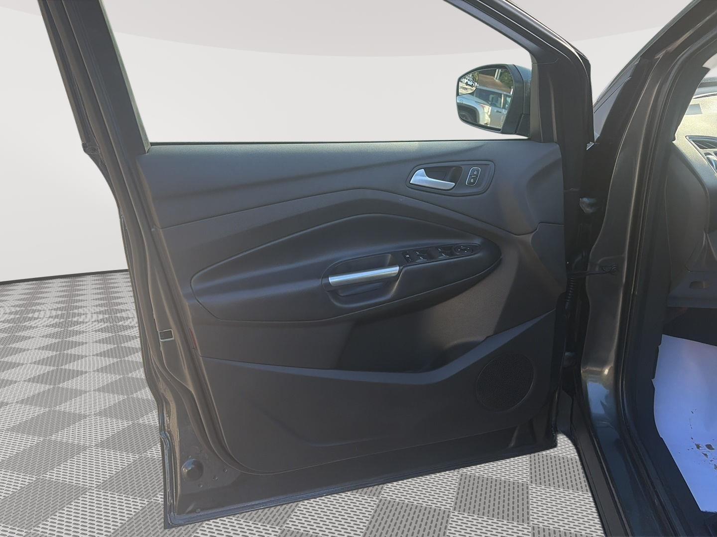 2018 Ford Escape photo 10 of 28