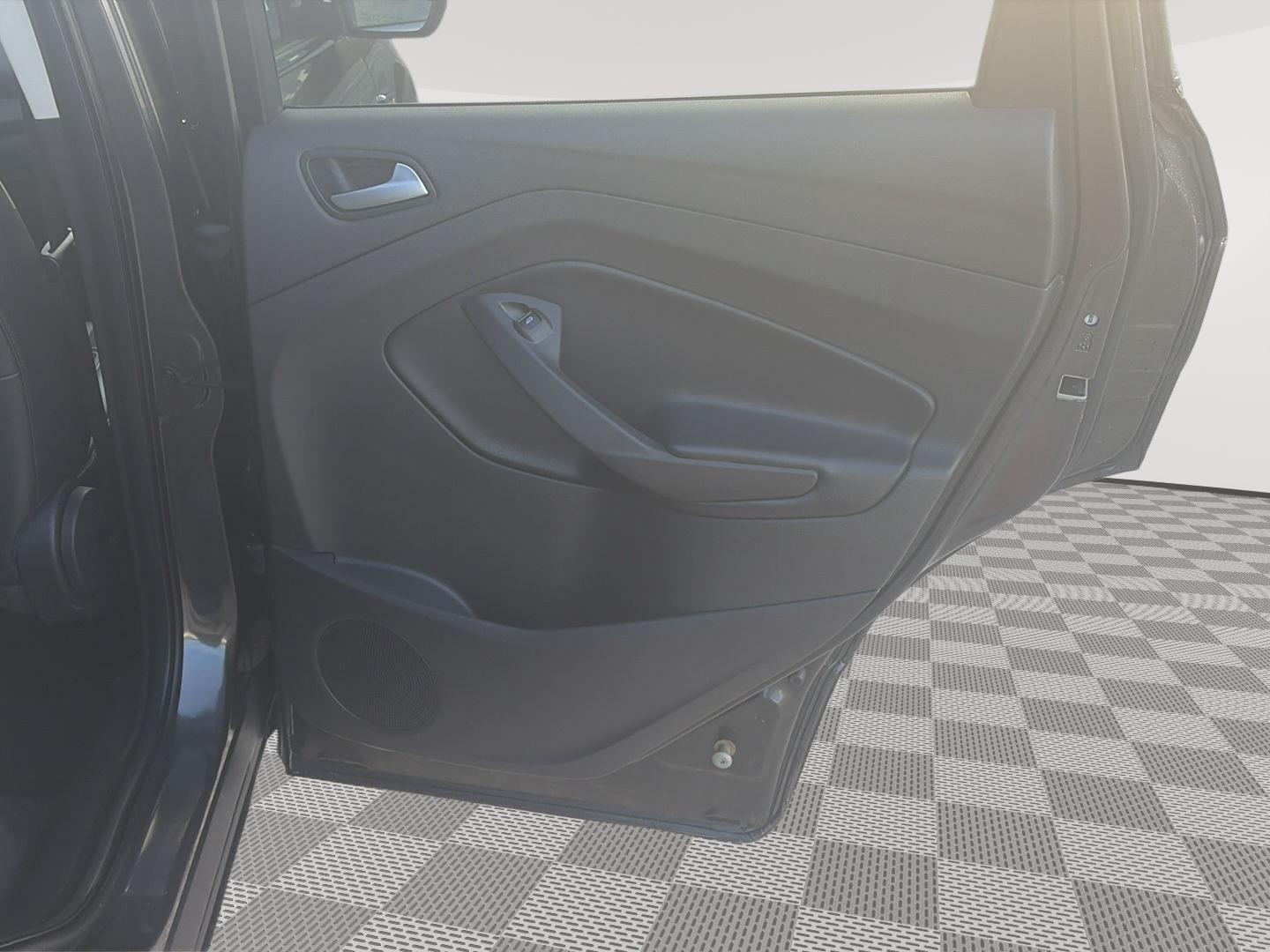2018 Ford Escape photo 17 of 28